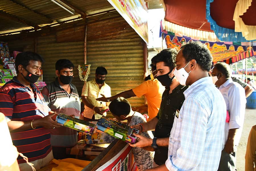 ಚಿತ್ರದುರ್ಗದ ಹಳೆ ಮಾಧ್ಯಮಿಕ ಶಾಲಾ ಮೈದಾನದಲ್ಲಿ ಶನಿವಾರ ಪಟಾಕಿ ಖರೀದಿಸಲು ಮುಂದಾದ ಗ್ರಾಹಕರು