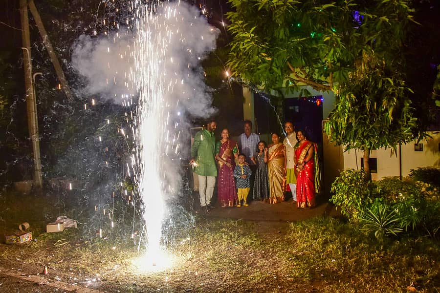 ಕಲಬುರ್ಗಿಯ ಪಿ ಅಂಡ್ ಟಿ ಕಾಲೊನಿಯಲ್ಲಿ ಶನಿವಾರ ಹೂಕುಂಡ ಹಚ್ಚಿ ಸಂಭ್ರಮಿಸಿದರು