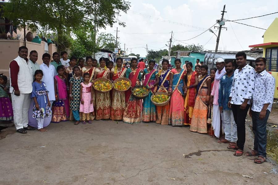 ಚಿಂಚೋಳಿ ಪುರಸಭೆ ವ್ಯಾಪ್ತಿಯ ಚಂದಾಪುರದ ಗಂಗೂ ನಾಯಕ ತಾಂಡಾದಲ್ಲಿ ಲಂಬಾಣಿ ಯುವತಿಯರು ದೀಪಾವಳಿ ಅಂಗವಾಗಿ ಅಡವಿಯಿಂದ ಕಾಡುಹೂವು ತರುತ್ತಿರುವಾಗ ಗ್ರಾಮಸ್ಥರು ಸ್ವಾಗತಿಸಿದರು (ಎಡಚಿತ್ರ) ಚಿಂಚೋಳಿ ತಾಲ್ಲೂಕು ಕಲಭಾವಿ ತಾಂಡಾದಲ್ಲಿ ಯುವತಿಯೊಬ್ಬಳು ಸಗಣಿಗೆ ಪೂಜೆ ಸಲ್ಲಿಸುತ್ತಿರುವುದು (ಸಂಗ್ರಹ ಚಿತ್ರಗಳು)
