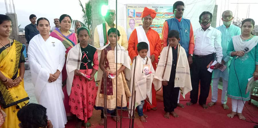 ಆಳಂದ ಪಟ್ಟಣದಲ್ಲಿ ಜಾನಪದ ಪರಿಷತ್ತು ವತಿಯಿಂದ ಮಕ್ಕಳ ದಿನಾಚರಣೆ ಅಂಗವಾಗಿ ಮಕ್ಕಳನ್ನು ಸನ್ಮಾನಿಸಲಾಯಿತು. ಮುರುಘೇಂದ್ರ ಸ್ವಾಮೀಜಿ ಇದ್ದರು