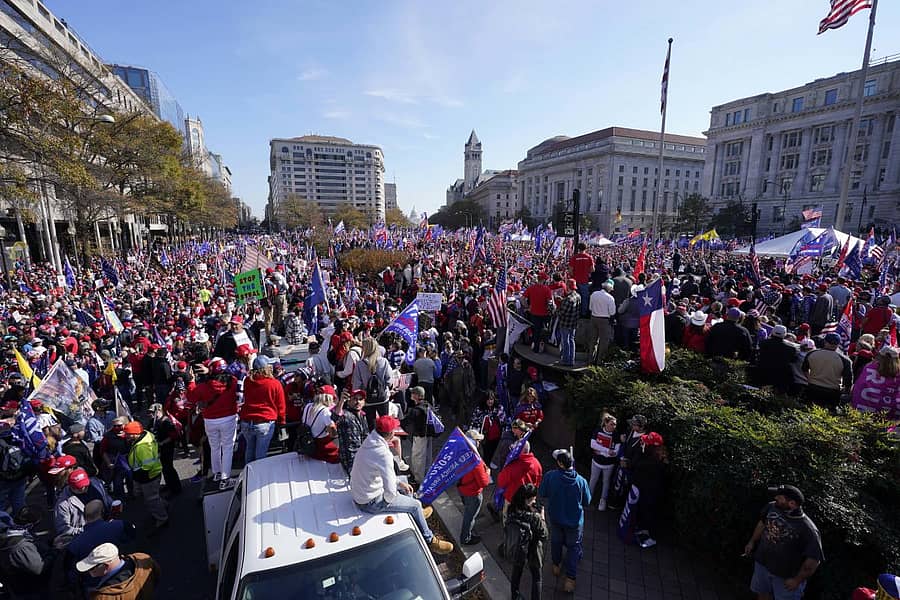 ಅಧ್ಯಕ್ಷ ಡೊನಾಲ್ಡ್ ಟ್ರಂಪ್ ಬೆಂಬಲಿಗರು ವಾಷಿಂಗ್ಟನ್ನ ಫ್ರೀಡಂ ಪ್ಲಾಜಾದಲ್ಲಿ ಶನಿವಾರ ಪ್ರತಿಭಟಿಸಿದರು – ಎಪಿ/ಪಿಟಿಐ ಚಿತ್ರ