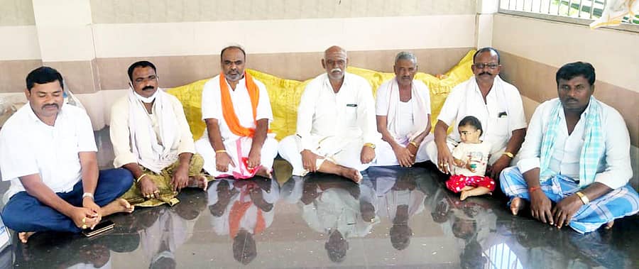 ಹರಪನಹಳ್ಳಿ ತಾಲ್ಲೂಕು ಚಿರಸ್ತಹಳ್ಳಿಯಲ್ಲಿ ದೈವಸ್ಥರು ಮಹಾದೇವ ತಾತನ ಮಠದಲ್ಲಿ ಭಾನುವಾರ ಸಭೆ ನಡೆಸಿದರು