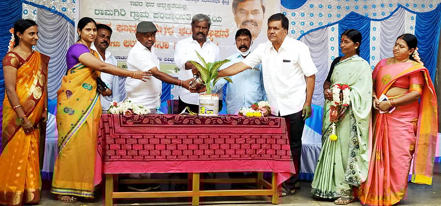 ಹೊಳಲ್ಕೆರೆಯಲ್ಲಿ ಭಾನುವಾರ ಶಾಸಕ ಎಂ.ಚಂದ್ರಪ್ಪ ವಿವಿಧ ಕಾಮಗಾರಿಗಳಿಗೆ ಚಾಲನೆ ನೀಡಿದರು.