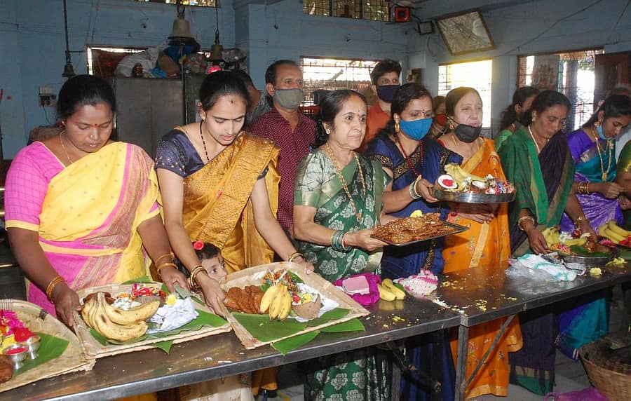 ದೀಪಾವಳಿ ಹಬ್ಬದ ಹಿನ್ನೆಲೆಯಲ್ಲಿ ಕೋಲಾರದ ಕೆಇಬಿ ಗಣಪತಿ ದೇವಸ್ಥಾನದಲ್ಲಿ ಮಹಿಳೆಯರು ಭಾನುವಾರ ಕಜ್ಜಾಯ, ನೋಮು ದಾರಗಳೊಂದಿಗೆ ಪೂಜೆ ಸಲ್ಲಿಸಿದರು.