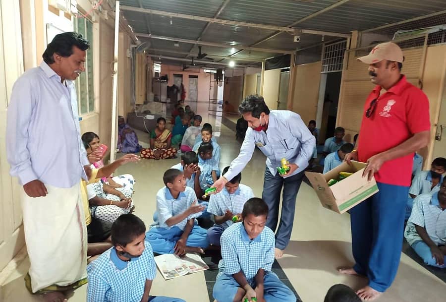 ದೀಪಾವಳಿ ಹಬ್ಬದ ಹಿನ್ನೆಲೆಯಲ್ಲಿ ಬಿಇಒ ಕೆ.ಎಸ್.ನಾಗರಾಜಗೌಡ ಕೋಲಾರದ ಅಂತರಗಂಗೆ ಬುದ್ಧಿಮಾಂದ್ಯ ಮಕ್ಕಳ ವಸತಿ ಶಾಲೆಯ ಮಕ್ಕಳಿಗೆ ಭಾನುವಾರ ಸಿಹಿ ಹಂಚಿದರು.