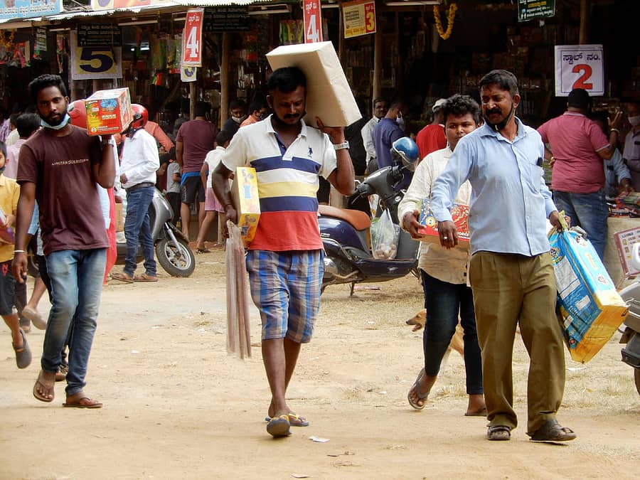 ಹಾಸನ ಜಿಲ್ಲಾ ಕ್ರೀಡಾಂಗಣದಲ್ಲಿ ಗ್ರಾಹಕರು ಪಟಾಕಿ ಖರೀದಿಸಿ ತೆಗೆದುಕೊಂಡು ಹೋಗುತ್ತಿರುವ ದೃಶ್ಯ