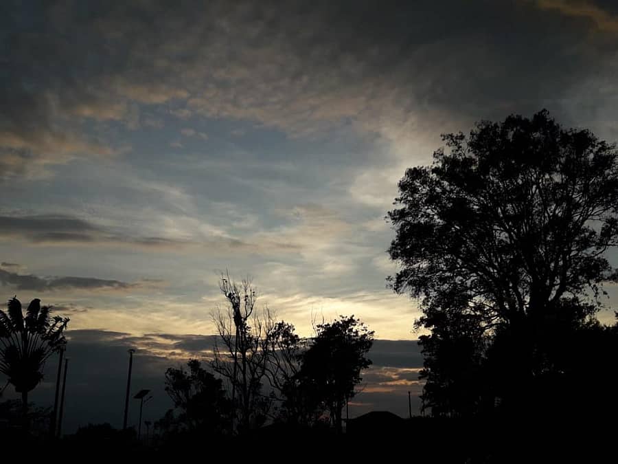 ಬಾನಲ್ಲಿ ಚಿತ್ತಾರ... ಮಡಿಕೇರಿಯಲ್ಲಿ ಭಾನುವಾರ ಸಂಜೆ ಆಕಾಶದಲ್ಲಿ ಕಂಡುಬಂದ ದೃಶ್ಯ ಎಲ್ಲರನ್ನು ಸೆಳೆಯಿತು – ಪ್ರಜಾವಾಣಿ ಚಿತ್ರ: ರಂಗಸ್ವಾಮಿ