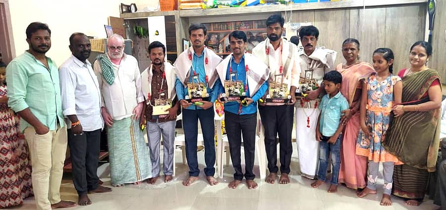 ದೀಪಾವಳಿ ಅಂಗವಾಗಿ ಮೊಳಕಾಲ್ಮುರಿನಲ್ಲಿ ಭಾನುವಾರ ಕೈಮಗ್ಗ ನೇಕಾರರನ್ನು ಸನ್ಮಾನಿಸಲಾಯತು.