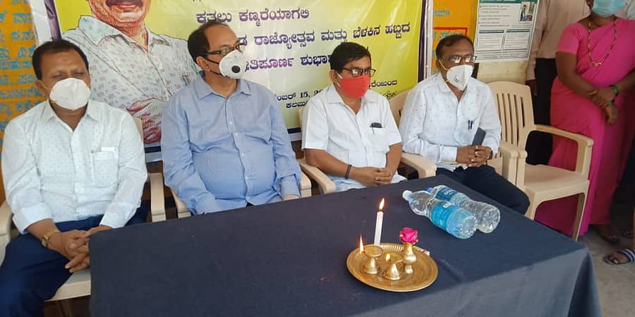 ಕಲಬುರ್ಗಿ ಜಿಲ್ಲೆಯ ಇಟಗಾ ಗ್ರಾಮದಲ್ಲಿ ಭಾನುವಾರ, ನಾಗತಿಹಳ್ಳಿ ಚಂದ್ರಶೇಖರ ಅವರು ಸಂತ್ರಸ್ತರೊಂದಿಗೆ ದೀಪಾವಳಿ ಆಚರಿಸಿದರು