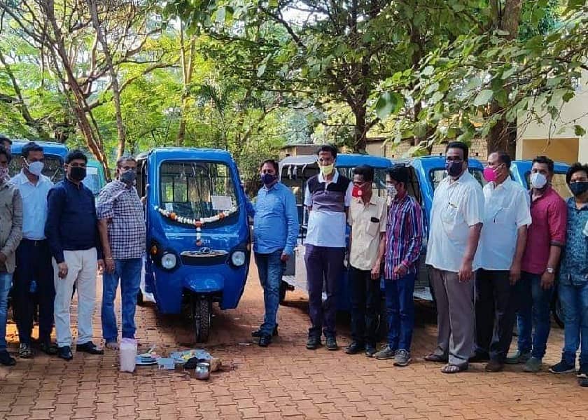 ಇ–ರಿಕ್ಷಾಗಳಿಗೆ ಪೂಜೆ ಸಲ್ಲಿಸಿರುವುದು