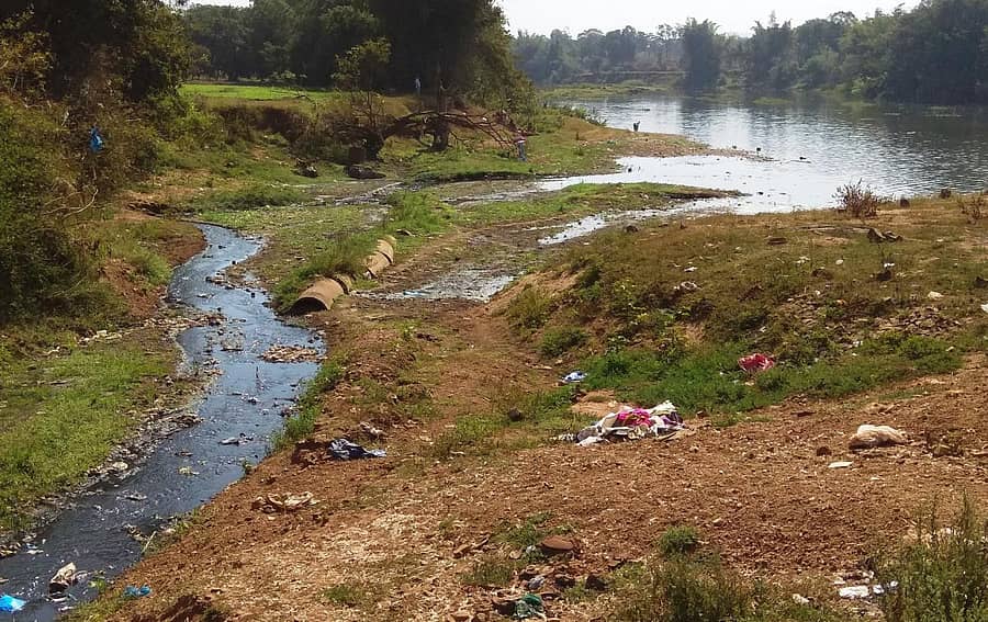 ಖಾನಾಪುರ ಪಟ್ಟಣದ ಚರಂಡಿ ನೀರು ಮಲಪ್ರಭಾ ನದಿ ಸೇರುವ ದೃಶ್ಯ