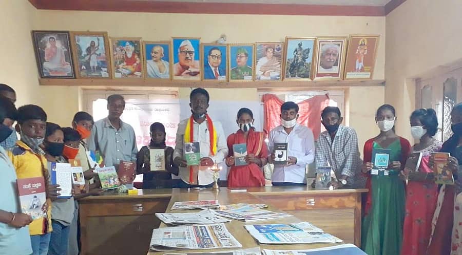 ಶಿಡ್ಲಘಟ್ಟ ತಾಲ್ಲೂಕಿನ ಹಂಡಿಗನಾಳ ಪಂಚಾಯಿತಿಯ ಗ್ರಂಥಾಲಯದಲ್ಲಿ ಮಕ್ಕಳ ದಿನಾಚರಣೆ ಪ್ರಯುಕ್ತ ಓದುವ ಬೆಳಕು ಕಾರ್ಯಕ್ರಮದಡಿ ವಿದ್ಯಾರ್ಥಿಗಳನ್ನು ನೋಂದಾಯಿಸಿ ಪುಸ್ತಕ ವಿತರಿಸಲಾಯಿತು