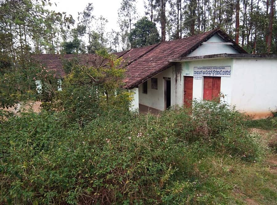 ಮೂಡಿಗೆರೆ ಪಟ್ಟಣದ ಬಿಳಗುಳದಲ್ಲಿರುವ ಡಾ. ಬಿ.ಆರ್. ಅಂಬೇಡ್ಕರ್ ಪ್ರೌಢಶಾಲಾ ಕಟ್ಟಡ (ಎಡಚಿತ್ರ). ಬಿಸಿಯೂಟದ ಕಟ್ಟಡದ ಆವರಣದಲ್ಲಿ ವ್ಯಕ್ತಿಯೊಬ್ಬ ಮಲಗಿರುವುದು.