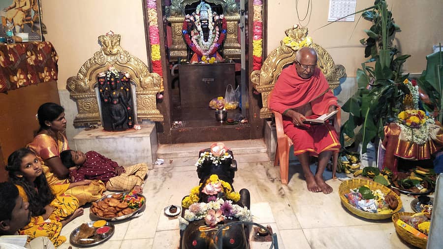 ಚಿಂತಾಮಣಿಯ ನಾಗನಾಥೇಶ್ವರಸ್ವಾಮಿ ದೇವಾಲಯದಲ್ಲಿ ಕೇದಾರೇಶ್ವರ ಕಥೆ ಕೇಳುತ್ತಿರುವ ಮಹಿಳೆಯರು