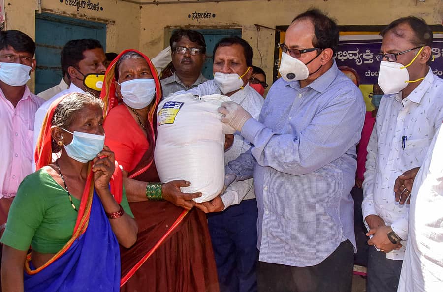 ಕಲಬುರ್ಗಿ ಜಿಲ್ಲೆಯ ಜೇವರ್ಗಿ ತಾಲ್ಲೂಕಿನ ಇಟಗಾ ಗ್ರಾಮದಲ್ಲಿ ಭಾನುವಾರ, ಸಾಹಿತಿ- ಚಲನಚಿತ್ರ ನಿರ್ದೇಶಕ ನಾಗತಿಹಳ್ಳಿ ಚಂದ್ರಶೇಖರ ಪ್ರವಾಹ ಸಂತ್ರಸ್ತರಿಗೆ ಆಹಾರ ಧಾನ್ಯ ವಿತರಿಸಿದರು