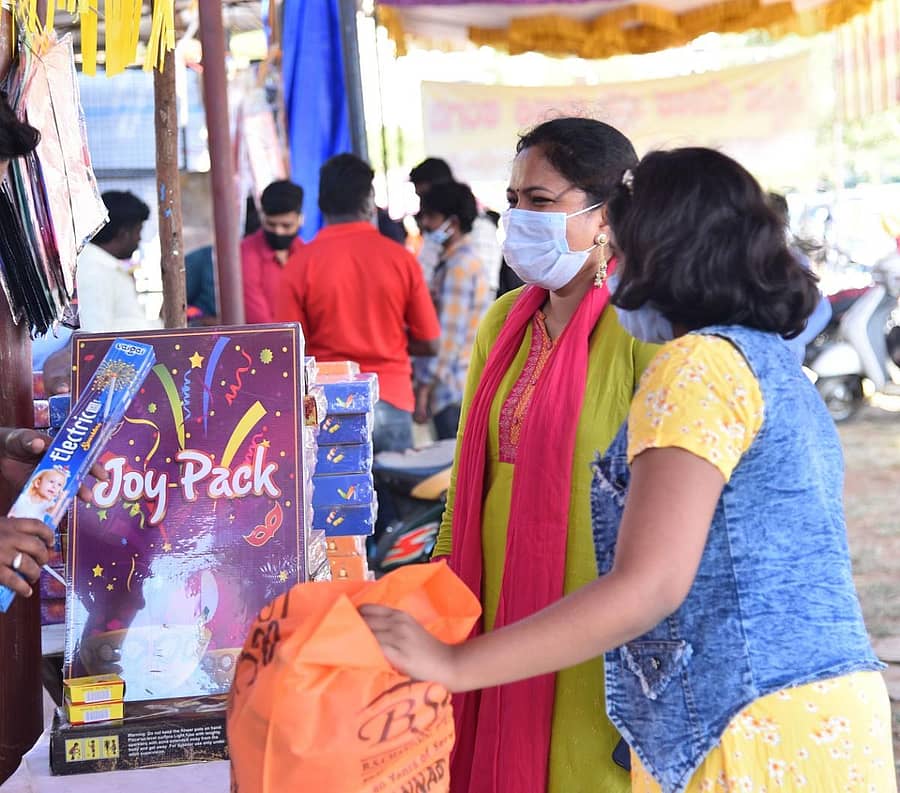 ಪಟಾಕಿ ಖರೀದಿಯಲ್ಲಿ ತೊಡಗಿರುವ ಮಹಿಳೆಯರು