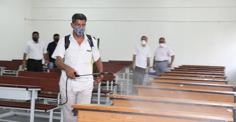 ಬೆಂಗಳೂರು ವಿಶ್ವವಿದ್ಯಾಲಯ ವ್ಯಾಪ್ತಿಯ ಕಾಲೇಜಿನ ತರಗತಿಗಳಲ್ಲಿ ಸ್ಯಾನಿಟೈಸ್ ಮಾಡಲಾಯಿತು