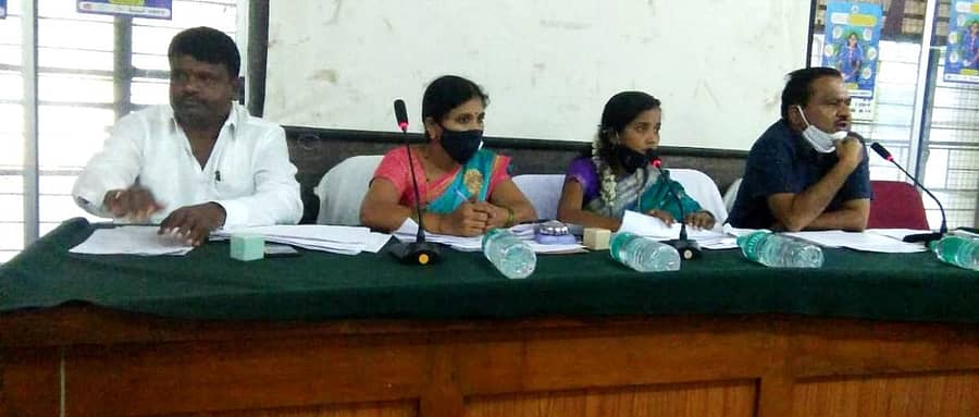 ಯಲಬುರ್ಗಾ ತಾಲ್ಲೂಕು ಪಂಚಾಯಿತಿ ಸಭಾಂಗಣದಲ್ಲಿ ಸಭೆ ನಡೆಯಿತು