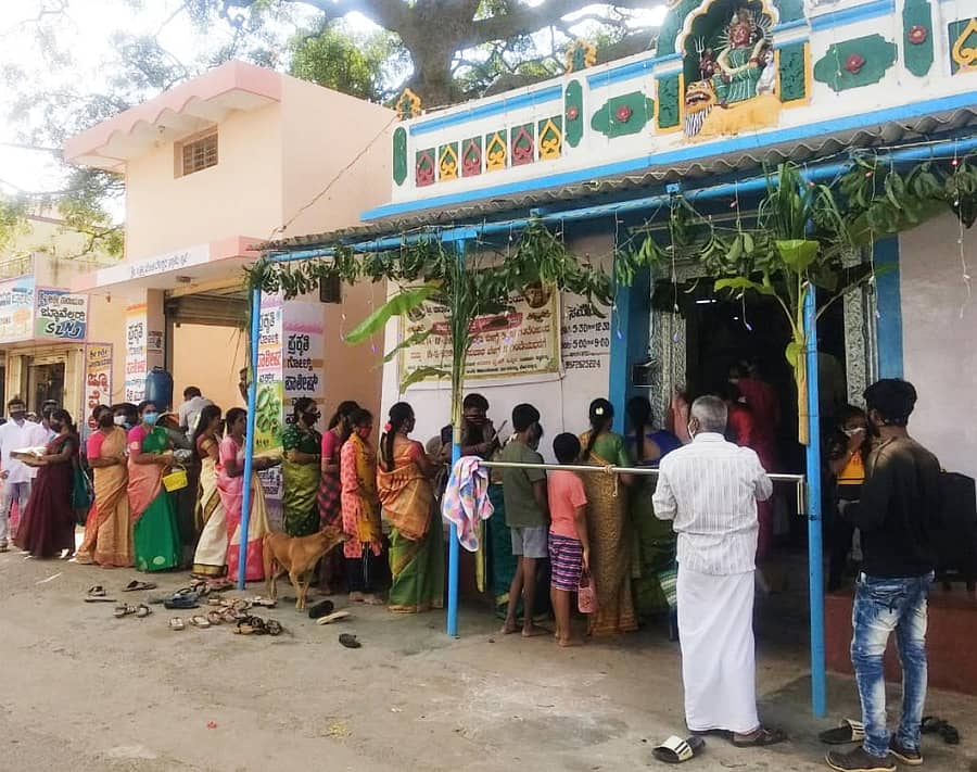 ಚಿಕ್ಕಬಳ್ಳಾಪುರದ ಗಂಗಮ್ಮ ಗುಡಿ ರಸ್ತೆಯ ಜಾಲಾರಿ ಗಂಗಮಾಂಭ ದೇವಾಲಯದಲ್ಲಿ ಪೂಜೆ ಸಲ್ಲಿಸಲು ಸರದಿಯಲ್ಲಿ ನಿಂತ ಮಹಿಳೆಯರು