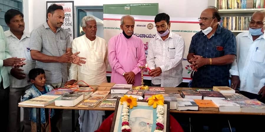 ಯಲಬುರ್ಗಾ ತಾಲ್ಲೂಕು ಮುಧೋಳ ಗ್ರಾಮದಲ್ಲಿ ಭಾನುವಾರ ಓದುವ ಬೆಳಕು ಕಾರ್ಯಕ್ರಮಕ್ಕೆ ಶಿವಶರಣಪ್ಪ ಬಳಿಗಾರ ಚಾಲನೆ ನೀಡಿದರು