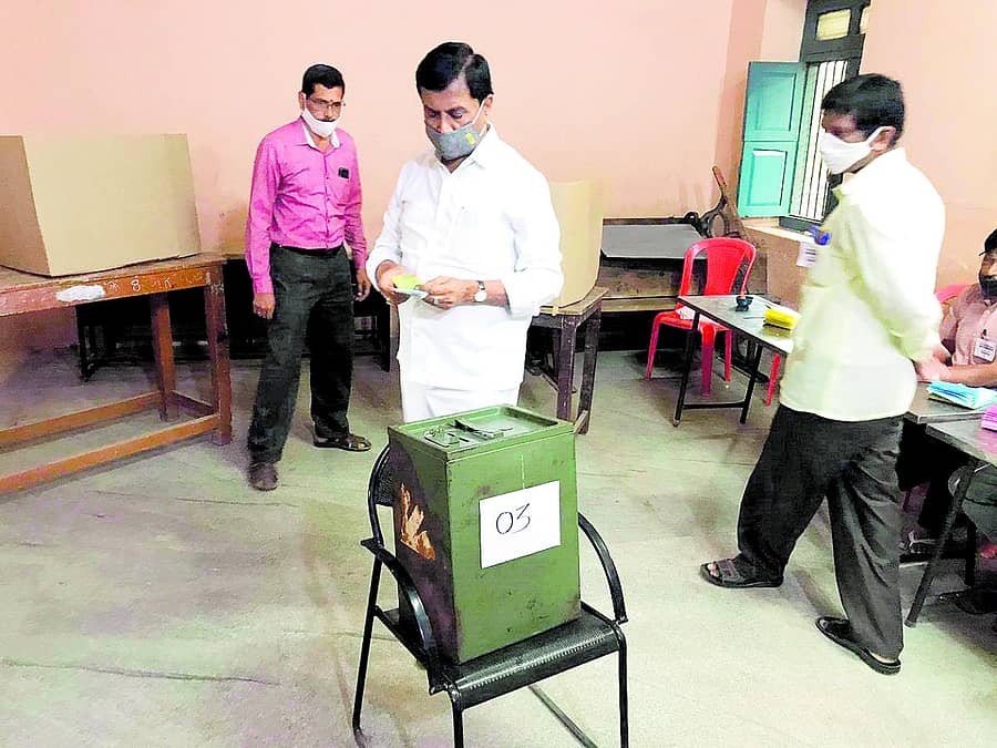 ಗೌರಿಬಿದನೂರು ನಗರದಲ್ಲಿ ಭಾನುವಾರ ‌ನಡೆದ ಟಿಎಪಿಸಿಎಂಎಸ್ ಚುನಾವಣೆಯಲ್ಲಿ ಶಾಸಕ ಎನ್.ಎಚ್.ಶಿವಶಂಕರರೆಡ್ಡಿ ಮತದಾನ ಮಾಡಿದರು