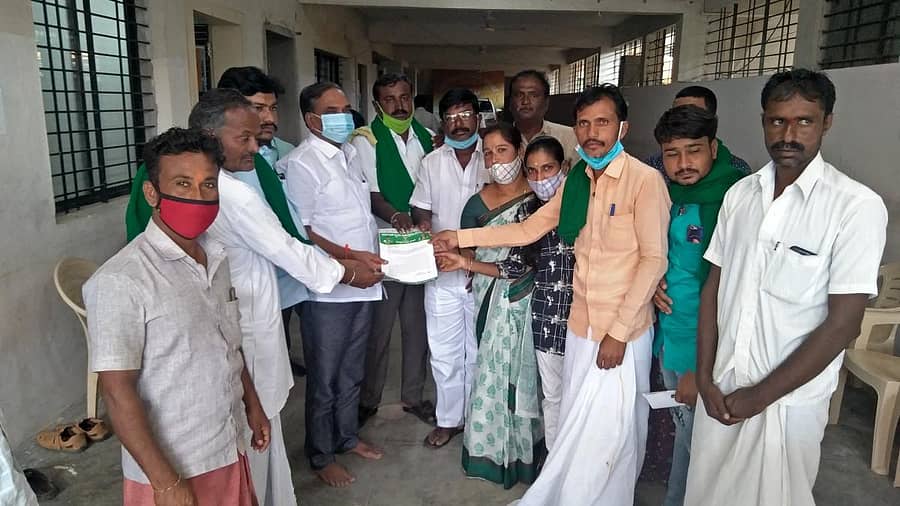 ಗಂಗಾವತಿ ಶಾಸಕ ಪರಣ್ಣ ಮುನವಳ್ಳಿ ಅವರಿಗೆ ಕರ್ನಾಟಕ ರೈತ ಹಿತರಕ್ಷಣಾ ವೇದಿಕೆಯ ಪದಾಧಿಕಾರಿಗಳು ಮಂಗಳವಾರ ಮನವಿ ಸಲ್ಲಿಸಿದರು