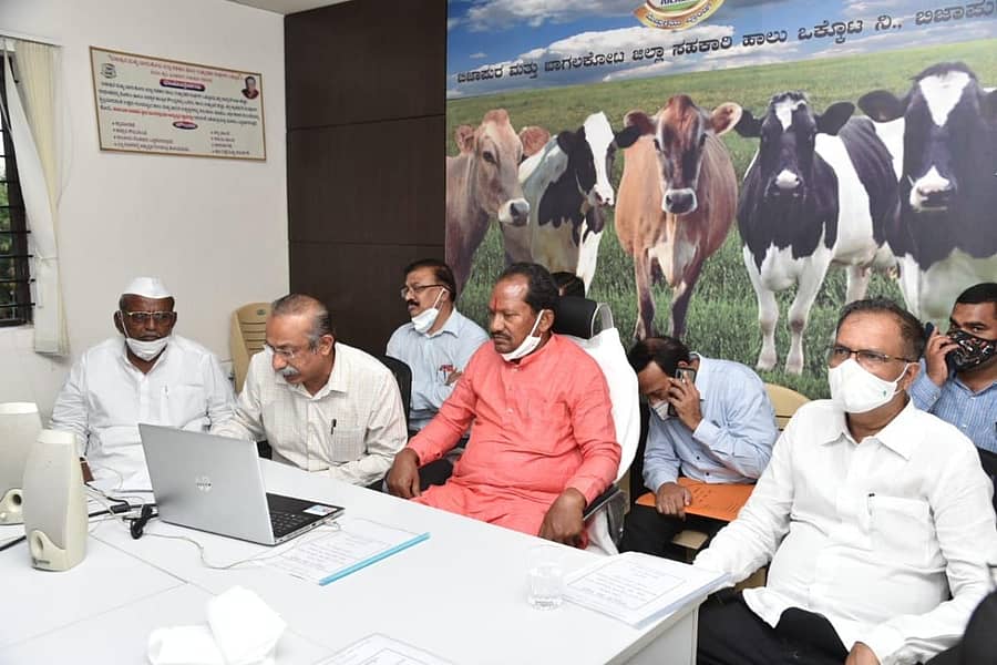 ರಾಜ್ಯದ ವಿವಿಧ ಜಿಲ್ಲೆಗಳ ಪಶುವೈದ್ಯಕೀಯ ಹಾಗೂ ಪಶುಪಾಲನಾ ಇಲಾಖೆಯ ಉಪ ನಿರ್ದೇಶಕರೊಂದಿಗೆ ಮಂಗಳವಾರ ಸಚಿವ ಪ್ರಭು ಚವ್ಹಾಣ ವಿಡಿಯೊ ಸಂವಾದ ನಡೆಸಿದರು