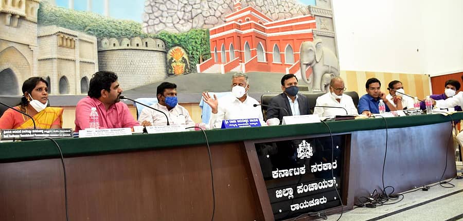 ರಾಯಚೂರು ಜಿಲ್ಲಾ ಪಂಚಾಯಿತಿ ಸಭಾಂಗಣದಲ್ಲಿ ವಸತಿ ಸಚಿವ ವಿ.ಸೋಮಣ್ಣ ಅವರು ಮಂಗಳವಾರ ಪ್ರಗತಿ ಪರಿಶೀಲನೆ ಸಭೆ ನಡೆಸಿದರು