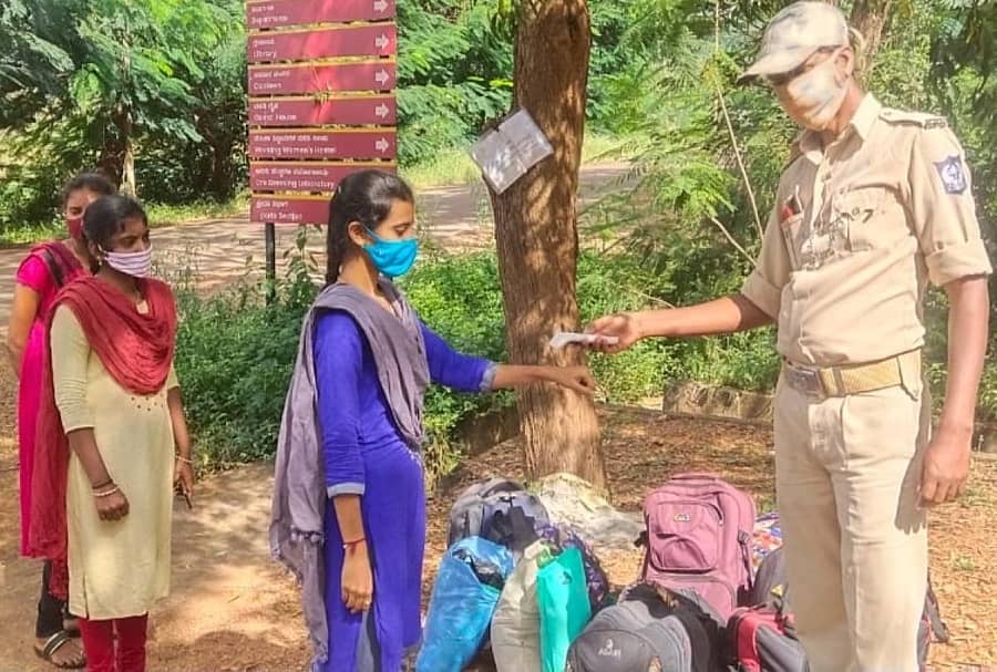 ಸಂಡೂರು ತಾಲ್ಲೂಕಿನ ನಂದಿಹಳ್ಳಿ ಸ್ನಾತಕೋತ್ತರ ಕೇಂದ್ರಕ್ಕೆ ಮಂಗಳವಾರ ಹಾಜರಾದ ವಿದ್ಯಾರ್ಥಿನಿಯರಿಗೆ ಥರ್ಮಲ್ ಸ್ಕ್ರೀನಿಂಗ್ ನಡೆಸಲಾಯಿತು