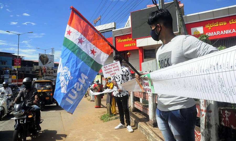 ರೈತ ಹಾಗೂ ಕಾರ್ಮಿಕ ಕಾಯ್ದೆಗೆ ತಿದ್ದುಪಡಿ ವಿರೋಧಿಸಿ ಸಾರ್ವಜನಿಕರಿಂದ ಸಂಗ್ರಹಿಸಲಾಗಿದ್ದ ಸಹಿ ಸಂಗ್ರಹಣಾ ಪಟ್ಟಿಯನ್ನು ನಗರದಲ್ಲಿ ಪ್ರದರ್ಶಿಸಲಾಯಿತು.