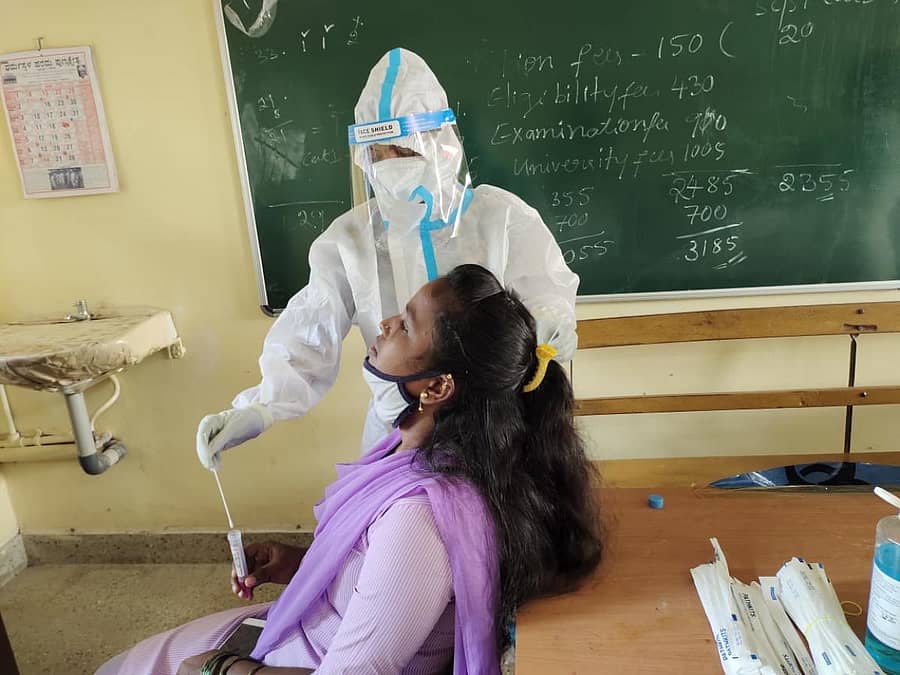 ಡಾ.ಜಿ.ಶಂಕರ್ ಕಾಲೇಜಿನಲ್ಲಿ ಮಂಗಳವಾರ ವಿದ್ಯಾರ್ಥಿನಿಗೆ ಕೋವಿಡ್ ಪರೀಕ್ಷೆ ಮಾಡುತ್ತಿರುವ ವೈದ್ಯಕೀಯ ಸಿಬ್ಬಂದಿ