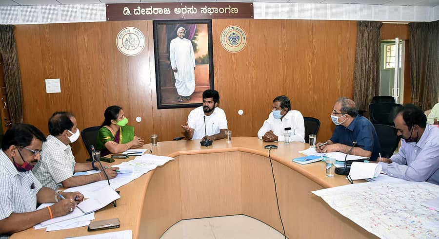 ಪಿರಿಯಾಪಟ್ಟಣ, ಹುಣಸೂರು, ಚಾಮುಂಡೇಶ್ವರಿ ಕ್ಷೇತ್ರಗಳ ಗ್ರಾಮಗಳಲ್ಲಿನ ಕುಡಿಯುವ ನೀರಿನ ಯೋಜನೆಗಳನ್ನು ಕುರಿತು ಸಂಸದ ಪ್ರತಾಪಸಿಂಹ ಅವರು ಮಂಗಳವಾರ ಜಿಲ್ಲಾ ಪಂಚಾಯಿತಿಯಲ್ಲಿ ಅಧಿಕಾರಿಗಳೊಂದಿಗೆ ಸಭೆ ನಡೆಸಿದರು. ಜಿಲ್ಲಾ ಪಂಚಾಯಿತಿ ಮುಖ್ಯ ಕಾರ್ಯನಿರ್ವಹಣಾಧಿಕಾರಿ ಡಿ.ಭಾರತಿ ಇದ್ದಾರೆ