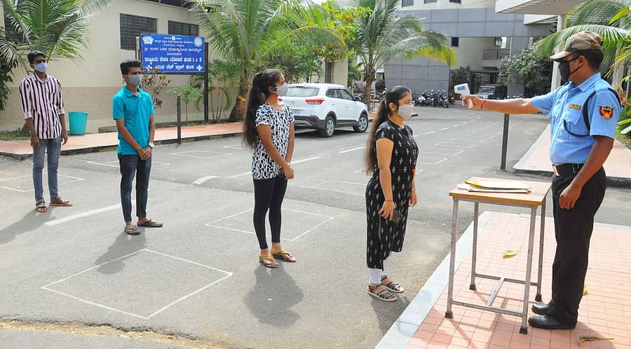 ವಿಜಯಪುರದ ಬಿಎಲ್ಡಿಇ ಪಾಲಿಟೆಕ್ನಿಕ್ನಲ್ಲಿ ಕೋವಿಡ್ ಹಿನ್ನೆಲೆಯಲ್ಲಿ ವಿದ್ಯಾರ್ಥಿಗಳನ್ನು ಪರೀಕ್ಷಿಸಿ, ಒಳ ಬಿಡಲಾಯಿತು–ಪ್ರಜಾವಾಣಿ ಚಿತ್ರ