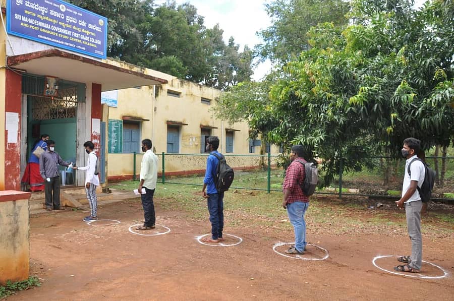 ಕೊಳ್ಳೇಗಾಲದ ಮಹದೇಶ್ವರ ಪ್ರಥಮ ದರ್ಜೆ ಕಾಲೇಜಿನಲ್ಲಿ ವಿದ್ಯಾರ್ಥಿಗಳಿಗೆ ಸ್ಯಾನಿಟೈಸರ್‌ ನೀಡಲಾಯಿತು