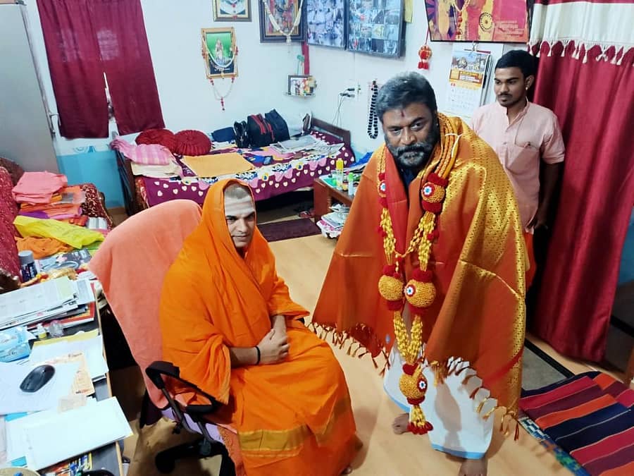 ಕೊಟ್ಟೂರು ತಾಲ್ಲೂಕಿನ ಉಜ್ಜಯಿನಿ ಸದ್ಧರ್ಮ ಪೀಠಕ್ಕೆ ಸೋಮವಾರ ಭೇಟಿ ನೀಡಿದ್ದ ಸಚಿವ ಆನಂದ್ ಸಿಂಗ್ ಅವರು ಸಿದ್ಧಲಿಂಗ ರಾಜದೇಶಿ ಕೇಂದ್ರ ಶಿವಾಚಾರ್ಯರಿಂದ ಆಶೀರ್ವಾದ ಪಡೆದರು