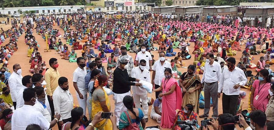 ಚಿತ್ರದುರ್ಗದ ಹಳೆ ಮಾಧ್ಯಮಿಕ ಶಾಲಾ ಆವರಣದಲ್ಲಿ ಶಾಸಕ ಜಿ.ಎಚ್.ತಿಪ್ಪಾರೆಡ್ಡಿ ಅವರು ಆಶಾ ಕಾರ್ಯಕರ್ತೆಯರಿಗೆ ಆಹಾರದ ಕಿಟ್ಗಳನ್ನು ಮಂಗಳವಾರ ವಿತರಣೆ ಮಾಡಿದರು.