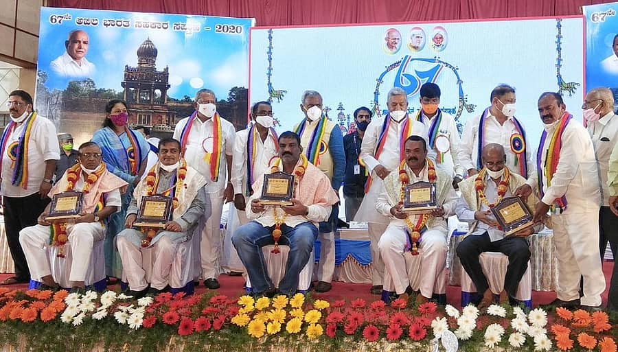 ಉತ್ತಮ ಸಾಧನೆ ತೋರಿದ ಹಲವು ಸಹಕಾರಿಗಳನ್ನು ದಾವಣಗೆರೆಯಲ್ಲಿ ಸೋಮವಾರ ಸನ್ಮಾನಿಸಲಾಯಿತು