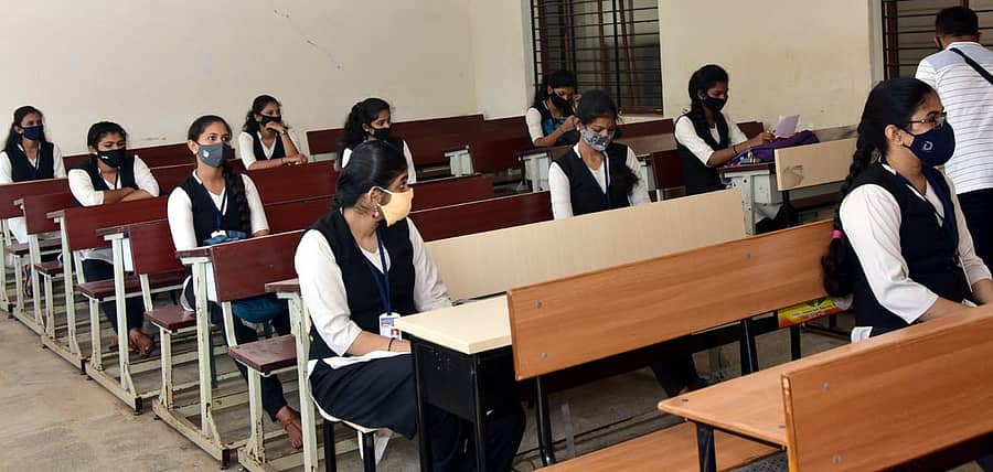 ಕಾಲೇಜು ವಿದ್ಯಾರ್ಥಿನಿಯರು ತರಗತಿಗೆ ಹಾಜರಾಗಿರುವ ದೃಶ್ಯ