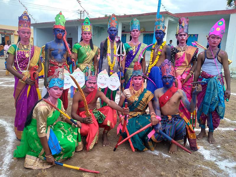 ಕಲಬುರ್ಗಿ ತಾಲ್ಲೂಕಿನ ಹರಷೂರಿನಲ್ಲಿ ದೀಪಾವಳಿ ಅಂಗವಾಗಿ ಪೌರಾಣಿಕ ವೇಷ ಧರಿಸಿದ ಯುವಕರು