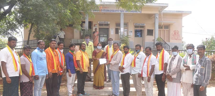 ಹಗರಿಬೊಮ್ಮನಹಳ್ಳಿ ಯಲ್ಲಿ ಕರ್ನಾಟಕ ರಕ್ಷಣಾ ವೇದಿಕೆ ಪದಾಧಿಕಾರಿಗಳು ತಹಶೀಲ್ದಾರ್ ಶರಣಮ್ಮ ಅವರಿಗೆ ಮನವಿ ಸಲ್ಲಿಸಿದರು