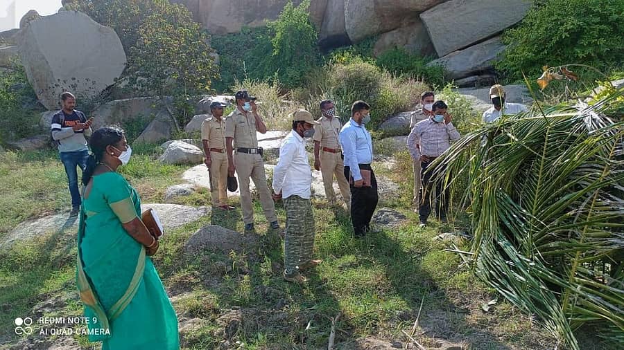 ಚಿರತೆ ಸೆರೆಹಿಡಿಯಲು ಅರಣ್ಯ ಇಲಾಖೆ ಬೋನ್ ಇಟ್ಟ ಸ್ಥಳಕ್ಕೆ ಜಿಲ್ಲಾಧಿಕಾರಿ ವಿಕಾಶ್ ಕಿಶೋರ್ ಸುರಳ್ಕರ್ ಮಂಗಳವಾರ ಭೇಟಿ ನೀಡಿ ಪರಿಶೀಲನೆ ನಡೆಸಿದರು