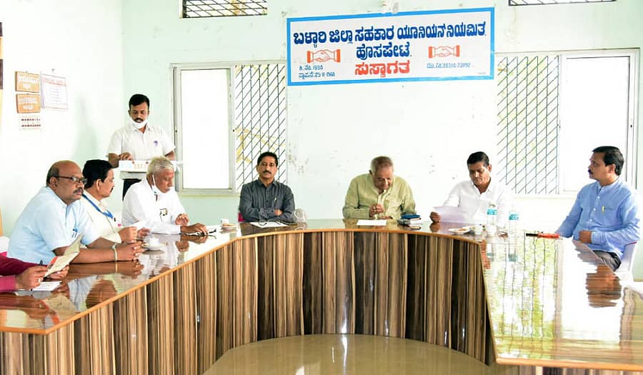 ಹೊಸಪೇಟೆಯಲ್ಲಿ ಮಂಗಳವಾರ ಹಮ್ಮಿಕೊಂಡಿದ್ದ ಸುದ್ದಿಗೋಷ್ಠಿಯಲ್ಲಿ ಜಿಲ್ಲಾ ಸಹಕಾರ ಯೂನಿಯನ್ನ ಅಧ್ಯಕ್ಷ ಜೆ.ಎಂ.ಶಿವಪ್ರಸಾದ್ ಮಾತನಾಡಿದರು.