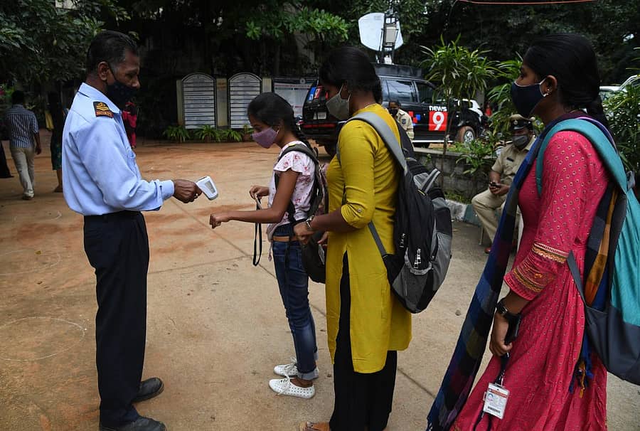 ನಗರದ ಮಹಾರಾಣಿ ಕಾಲೇಜಿನಲ್ಲಿ ವಿದ್ಯಾರ್ಥಿಗಳಿಗೆ ಥರ್ಮಲ್ ಸ್ಕ್ರೀನಿಂಗ್ ಮಾಡಿ ಒಳಬಿಡಲಾಯಿತು ಪ್ರಜಾವಾಣಿ ಚಿತ್ರ