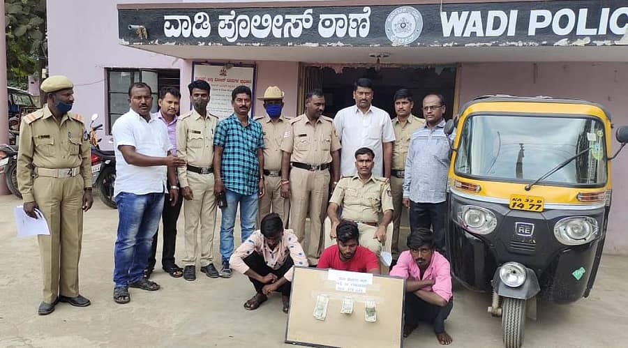 ಕುರಿ ಕಳ್ಳತನ ಮಾಡಿ ಸಂತೆಯಲ್ಲಿ ಮಾರಾಟ ಮಾಡುತ್ತಿದ್ದ ಕಳ್ಳರ ತಂಡವನ್ನು ಪೊಲೀಸರು ಬಂಧಿಸಿದ್ದಾರೆ. ಸ್ಥಳೀಯ ಪಿಎಸ್ಐ ವಿಜಯಕುಮಾರ ಭಾವಗಿ ಇದ್ದರು