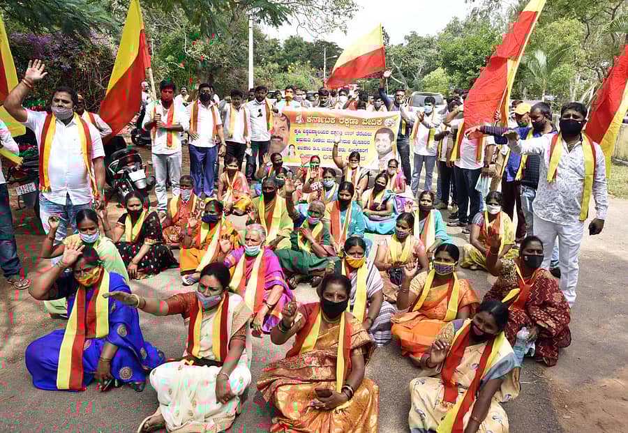 ನಾಗನಹಳ್ಳಿ ರೈತ ತರಬೇತಿ ಕೇಂದ್ರದ ಸಮೀಪ ಮದ್ಯದಂಗಡಿಯನ್ನು ತೆರೆಯಬಾರದು ಎಂದು ಆಗ್ರಹಿಸಿ ಕರ್ನಾಟಕ ರಕ್ಷಣಾ ವೇದಿಕೆ ನೇತೃತ್ವದಲ್ಲಿ ಕಾರ್ಯಕರ್ತರು ಬುಧವಾರ ಜಿಲ್ಲಾಧಿಕಾರಿ ಕಚೇರಿ ಮುಂದೆ ಪ್ರತಿಭಟನೆ ನಡೆಸಿದರು