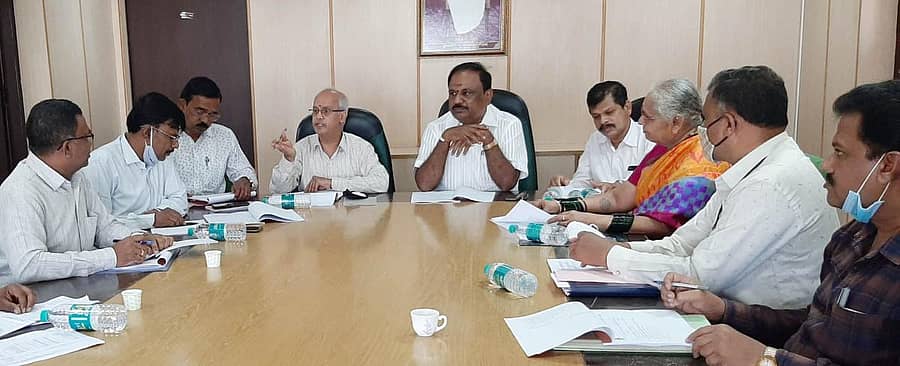 ಇ-ಶಕ್ತಿ ಯೋಜನೆ ಅನುಷ್ಠಾನ ಸಂಬಂಧ ಕೋಲಾರದಲ್ಲಿ ಬುಧವಾರ ನಬಾರ್ಡ್, ಅಫೆಕ್ಸ್ ಬ್ಯಾಂಕ್ ಹಾಗೂ ಡಿಸಿಸಿ ಬ್ಯಾಂಕ್ ಅಧಿಕಾರಿಗಳ ಸಭೆ ನಡೆಯಿತು.