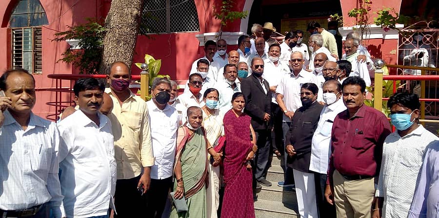 ರಾಯಚೂರಿನಲ್ಲಿ ಬಸವ ಕೇಂದ್ರ ಜಿಲ್ಲಾ ಘಟಕದ ಪದಾಧಿಕಾರಿಗಳು ಹಾಗೂ ವೀರಶೈವ ಸಮಾಜದ ಮುಖಂಡರು ಬುಧವಾರ ಜಿಲ್ಲಾಡಳಿತದ ಮೂಲಕ ಮುಖ್ಯಮಂತ್ರಿಗೆ ಬುಧವಾರ ಮನವಿ ಸಲ್ಲಿಸಿದರು.