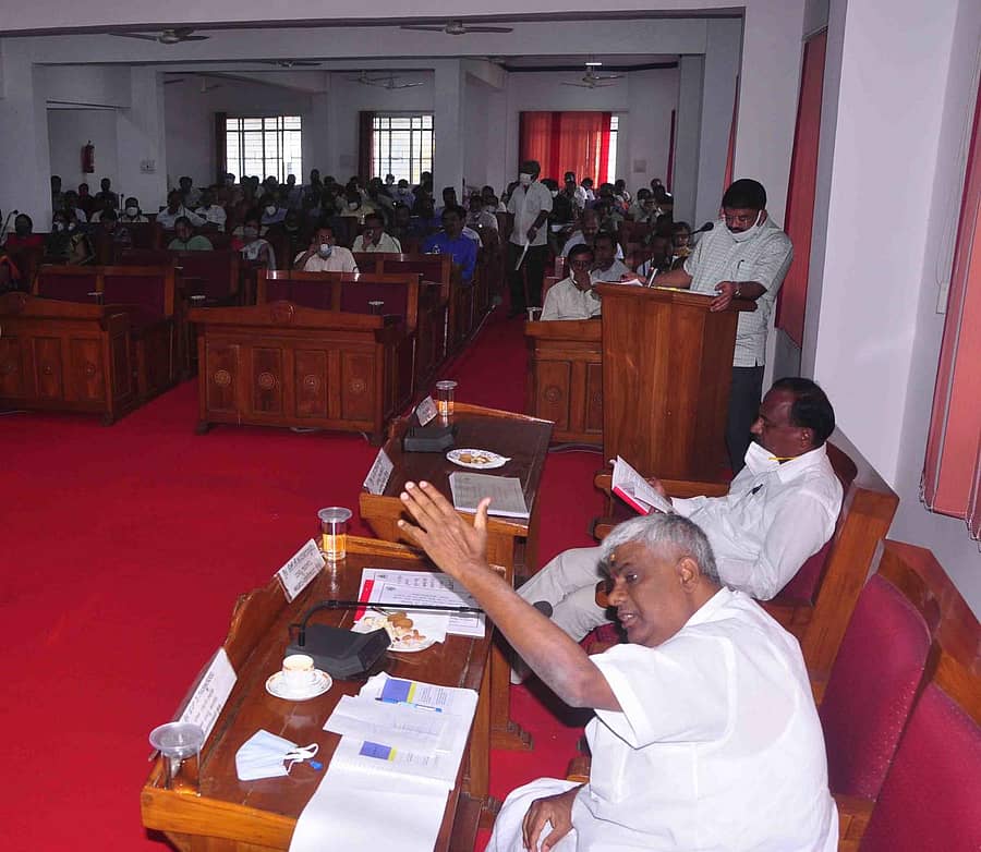 ಹಾಸನ ಜಿಲ್ಲಾ ಪಂಚಾಯಿತಿ ಹೊಯ್ಸಳ ಸಭಾಂಗಣದಲ್ಲಿ ನಡೆದ ದಿಶಾ ಸಭೆಯಲ್ಲಿ ಶಾಸಕ ರೇವಣ್ಣ ಮಾತನಾಡಿದರು.