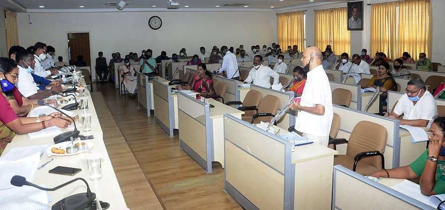 ಬುಧವಾರ ಜಿಲ್ಲಾ ಪಂಚಾಯಿತಿ ಸಭಾಂಗಣದಲ್ಲಿ ನಡೆದ ಸಾಮಾನ್ಯ ಸಭೆಯಲ್ಲಿ ಸದಸ್ಯ ಜನಾರ್ಧನ ತೋನ್ಸೆ ಮಾತನಾಡಿದರು.