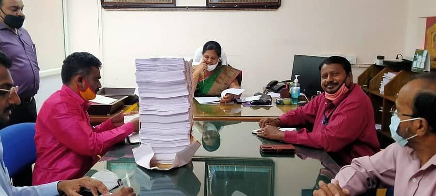 ಕರಡು ಮತದಾರರ ಪಟ್ಟಿ ಕುರಿತು ಹಾಸನ ಹೆಚ್ಚುವರಿ ಜಿಲ್ಲಾಧಿಕಾರಿ ಕವಿತ ರಾಜಾರಾಂ ಸಭೆ ನಡೆಸಿದರು.